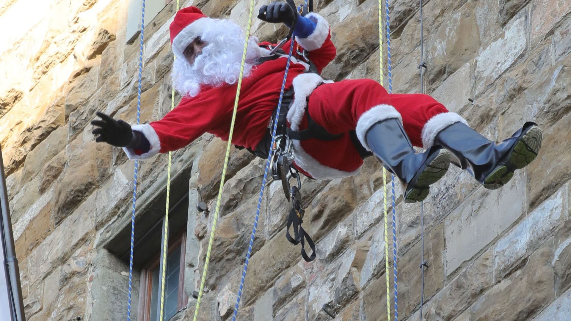 Dicembre 2021 col naso all’insù: Babbo Natale e i suoi aiutanti arrivano dall’alto!
