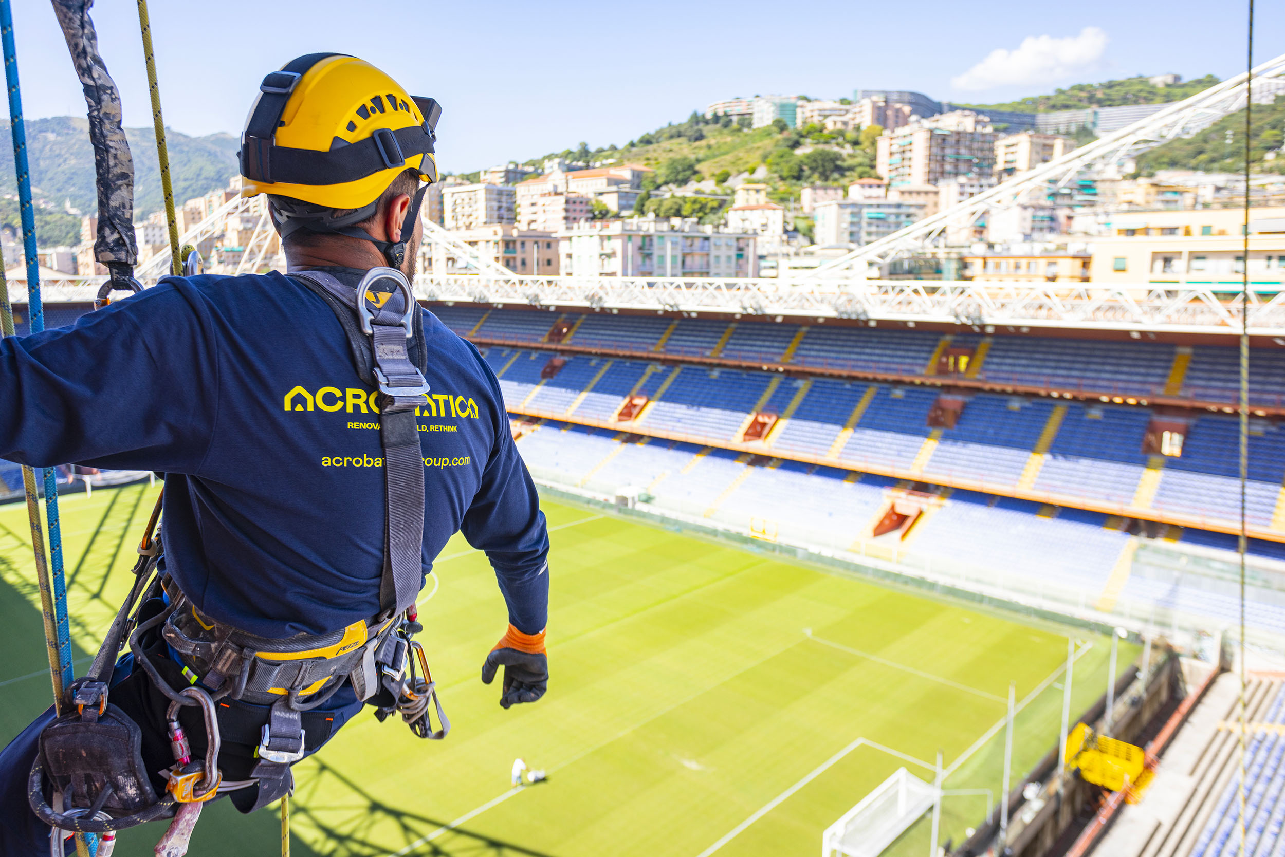 Operatore su fune Acrobatica al lavoro allo stadio Luigi Ferraris di Genova