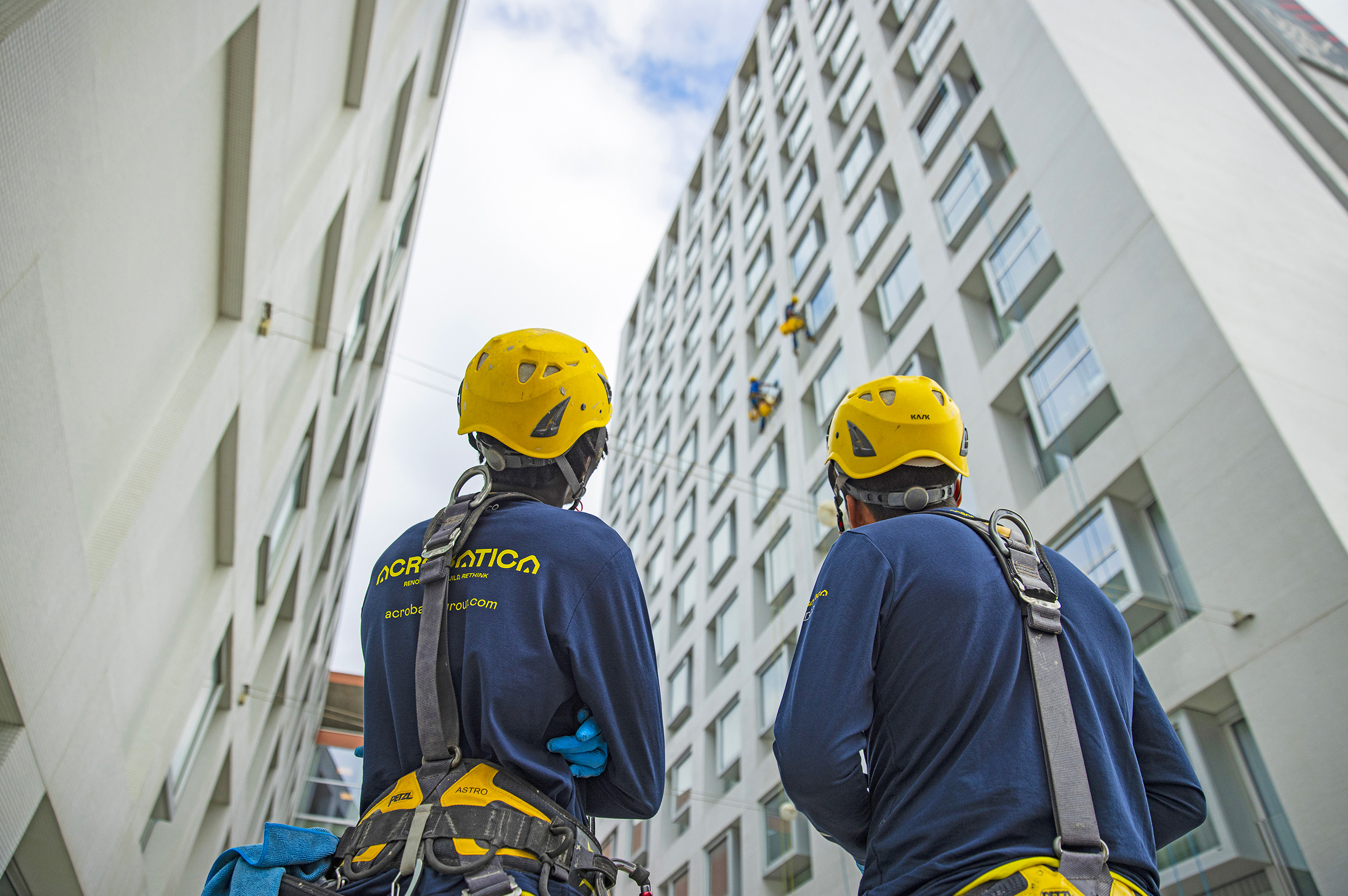 Operatori Acrobatica ripresi di spalle nel cantiere del CampusX di Firenze
