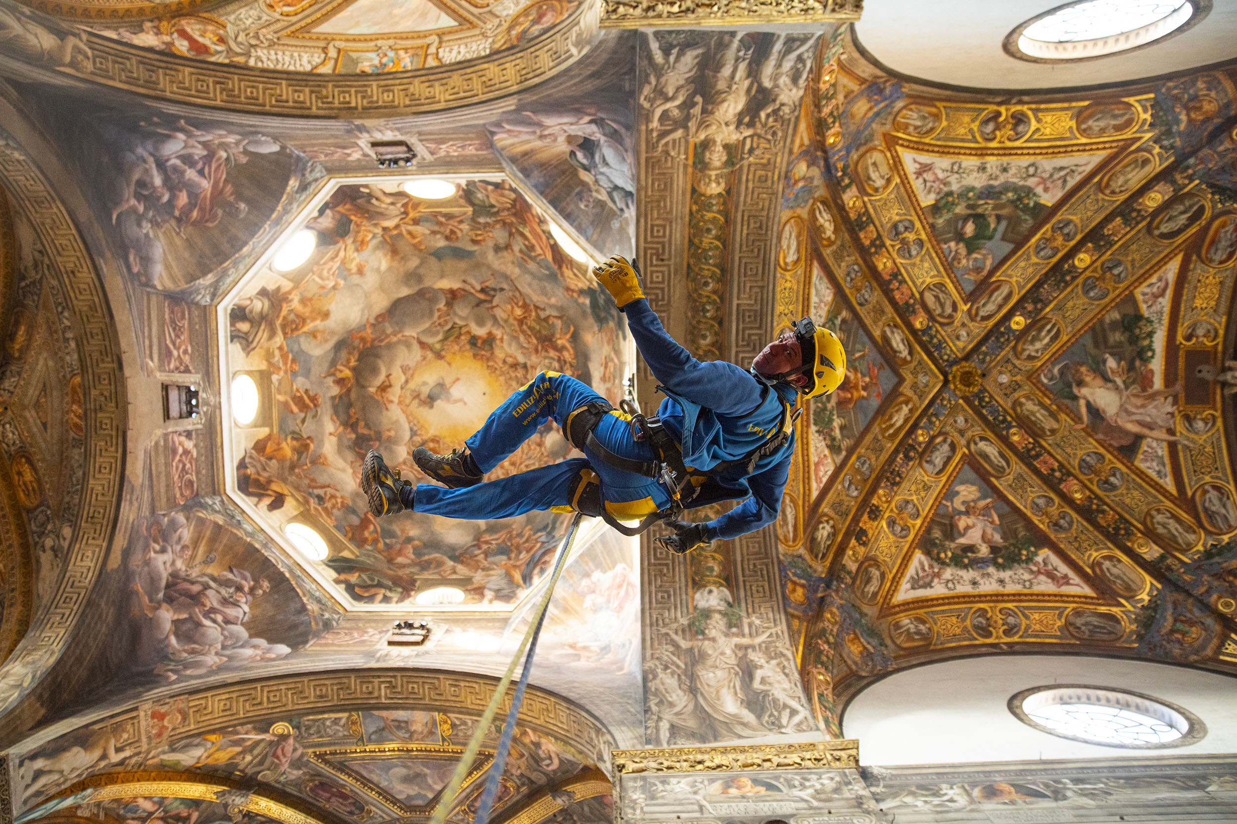 Operatore su fune Acrobatica impegnato nel restauro di una facciata a Castelpetroso
